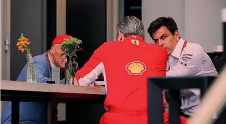  ??  ?? Summit Mercedes-Ferrari tra Niki Lauda, 69 anni, Toto Wolff, 46 e Maurizio Arrivabene, 61 LIVERANI
