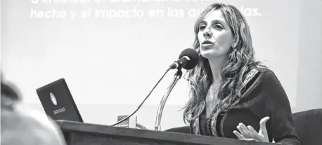  ?? EMMANUEL BRIANE-LA NUEVA. ?? Conceptos
claros expresó Cynthia Ottaviano ante un nutrido auditorio.