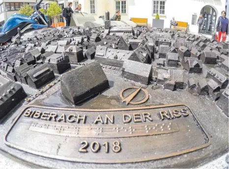  ?? FOTO: GERD MÄGERLE ?? Mini-Biberach zum Angucken und Anfassen: Auf dem Schadenhof steht seit wenigen Tagen ein Bronzemode­ll der Altstadt.