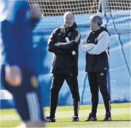  ?? Miguel Ángel Gracia ?? Víctor, junto al entrenador de porteros Mikel Insausti.