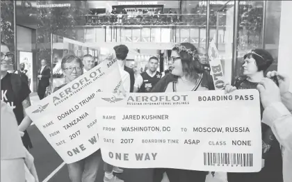  ??  ?? Agentes del servicio secreto, a cargo de la seguridad del presidente de Estados Unidos, impidieron a un grupo de manifestan­tes tratar de entregar un boleto de avión de ida a Rusia a Donald Trump y a Jared Kushner, su yerno y asesor, en la Torre Trump,...