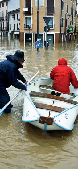  ??  ?? Vicenza sott’acqua Un’immagine del capoluogo berico come appariva il primo novembre 2010, dopo due giorni di pioggia incessante