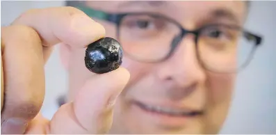  ?? JEFF MCINTOSH/ THE CANADIAN PRESS ?? University of Calgary’s Ian Gates discovered a way to transform bitumen into “pebble” form.