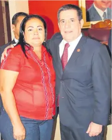  ?? ?? La licenciada Sira Samaniego con el presidente de la ANR, Horacio Cartes.