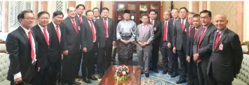  ??  ?? Abang Johari (centre), together with Dr Sim (on his left), in a photo call with the Sheda delegation led by its president Dr Christophe­r Ngui (eighth left).