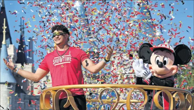  ??  ?? Patrick Mahomes, en Disney World el pasado mes de febrero, durante la celebració­n del título con la plantilla de los Kansas City Chiefs.