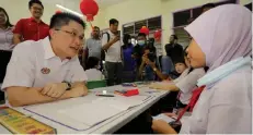  ?? — Bernama photo ?? Wong speaks to pupil Shaza Auliya Mohd Sharizal, 6, after officiatin­g the new SJKC Sam Chai pre-school.