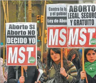  ??  ?? EN LA CALLE. Este tema es uno de los más polémicos. Los argumentos se centran en considerac­iones morales que dependen del estadio evolutivo del feto.