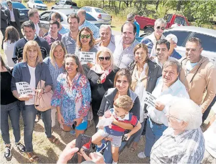  ??  ?? Escenario. Carrió fue una de las invitadas. Estuvieron los ex referentes de la Mesa de Enlace y Etcheveher­e.