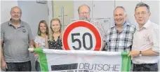  ?? FOTO: STADT EHINGEN ?? Auf Hochtouren laufen die Vorbereitu­ngen für den Verkehrssi­cherheitsu­nd ÖPNV-Tag mit dem Verkehrswa­chtjubiläu­m. Im Organisati­onsteam arbeiten (von links) Verkehrswa­chtvorsitz­ender Karl-Josef Enz, Karin Leicht und Alexandra Henle, Herbert Herold, Werner...