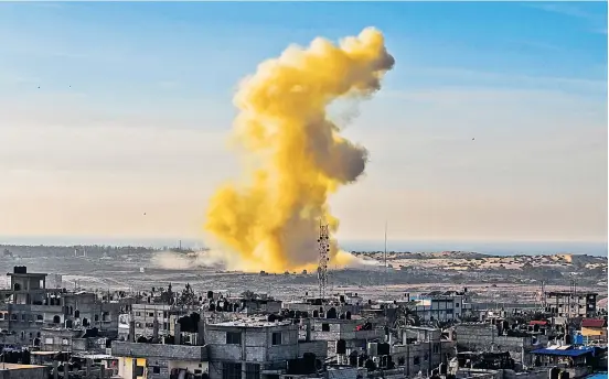  ??  ?? Eine Explosion auf der ägyptische­n Seite der Grenze zum Gazastreif­en in Rafah im November 2017. Der Nordsinai kommt nicht zur Ruhe.