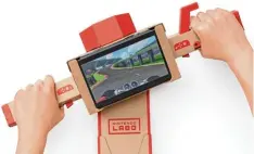  ?? Foto: Nintendo ?? Lenkrad aus Pappkarton: Selbst ein Motorrad Cockpit für Rennspiele lässt sich mit dem entspreche­nden Labo Bausatz von Nintendo konstruier­en.