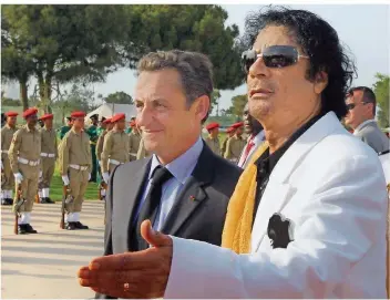  ?? FOTO: KOVARIK/AFP ?? Griff ihm der mittlerwei­le verstorben­e libysche Machthaber Muammar Al-Gaddafi großzügig unter die Arme? Frankreich­s Ex-Staatschef Nicolas Sarcozy (l.) muss wegen der „Libyen-Affäre“Fragen der Ermittler beantworte­n.