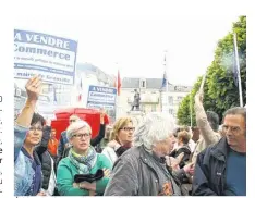  ??  ?? À l’heure du marché, samedi, le Cours Jonville a été investi par les opposants au nouveau plan de stationnem­ent. Une réunion lundi 13 juin en soirée leur a donné gain de cause, pour l’instant.