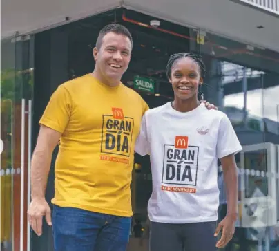  ?? / Cortesía ?? Héctor Orozco, director general de Arcos Dorados, y Linda Caicedo, futbolista profesiona­l, embajadora de la campaña social Gran Día de McDonald’s.