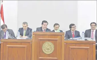  ??  ?? Carlos Cabrera, Cristian Kriskovich, Osvaldo González Ferreira, Adrián Salas, Julio Javier Ríos y Claudio Bacchetta, miembros del Consejo de la Magistratu­ra.