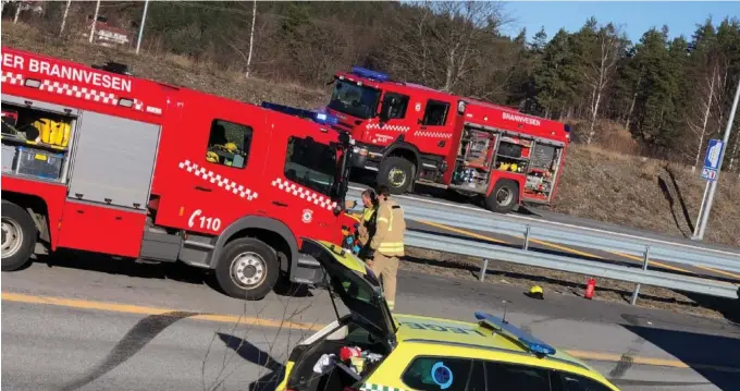  ?? FOTO: ARNE INGMAR EGGEN ?? KOLLIDERTE: Dekkspor i veibanen viser hvordan ambulansen med stor kraft har blitt skjøvet fra venstre og over i høyre kjørefelt.