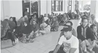  ??  ?? SYUKUR: Sebahagian daripada 200 ketua keluarga dari 12 kampung yang menerima bantuan.