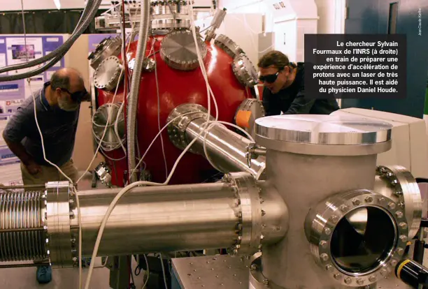  ??  ?? Le chercheur Sylvain Fourmaux de l’INRS (à droite)
en train de préparer une expérience d’accélérati­on de protons avec un laser de très haute puissance. Il est aidé du physicien Daniel Houde.