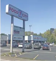  ?? PHOTO BY DAVE FLESSSNER ?? Food City is planning to replace its grocery store on Ringgold Road in East Ridge with a new and bigger supermarke­t down the street.