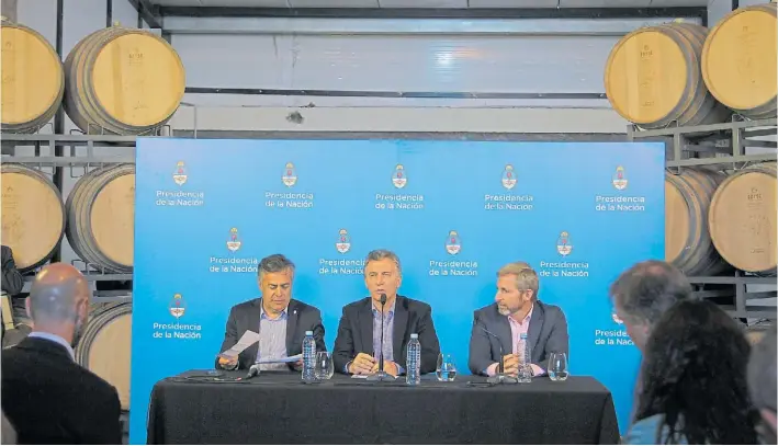  ??  ?? Conferenci­a. Mauricio Macri, ayer, junto al gobernador Alfredo Cornejo y al ministro Rogelio Frigerio. El mandatario radical ratificó el rumbo del Gobienro nacional.