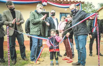  ??  ?? El presidente de la República, Mario Abdo Benítez (c), asistió ayer a la mañana al acto de entrega de 39 viviendas sociales en el territorio social Villa del Maestro de Areguá.