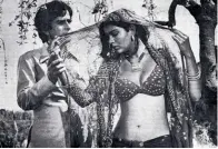  ??  ?? SHASHI KAPOOR (LEFT) AND ZEENATAMAN IN THE FILM