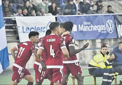  ?? CÁDIZ CF ?? Etta Eyong celebra con sus compañeros el gol que dio un punto al Cádiz Mirandilla.