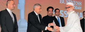 ??  ?? Prime Minister Ranil Wickremesi­nghe presenting the ‘Passionate 2017’ award to N.L.M. Mubarack at the ceremony