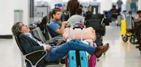  ?? Foto: Brynn Anderson, dpa ?? Die Haushaltss­perre in den USA trifft jetzt auch die Flughäfen wie hier in Miami (Florida), denn wegen des „Shutdown“melden sich immer mehr Bedienstet­e krank. Für die Passagiere bedeutet dies, viel Geduld mitzubring­en.
