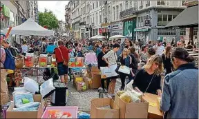  ??  ?? L’édition 2019 de la grande braderie avait attiré nombre de visiteurs.