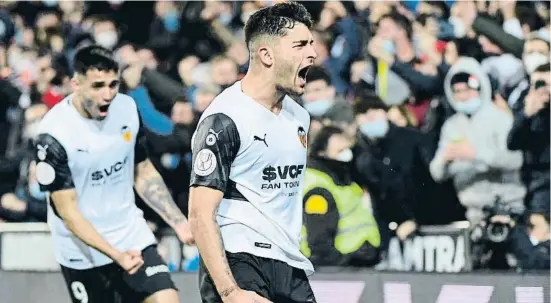  ?? JOrc BalonM d niP ?? Hugo Duro celebra el gol del triomf per al València, ahir a la nit a Mestalla