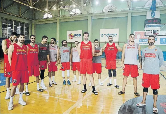  ?? FOTO: EFE ?? Los doce jugadores de la selección española, en un momento del último entrenamie­nto en Madrid. El equipo viaja este miércoles hacia Rumanía para disputar el Eurobasket