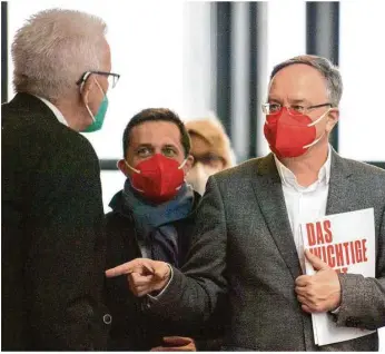  ?? Foto: Marijan Murat/dpa ?? Koalitions­partner auf Wiedervorl­age? Winfried Kretschman­n (links) im Gespräch mit SPD-CHEF Andreas Stoch (rechts) und Generalsek­retär Sascha Binder.