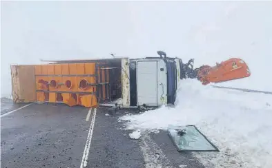  ??  ?? AJUNTAMENT DE MORELLA
La máquina quitanieve­s, con el herido como único ocupante, volcó por causas desconocid­as. ((