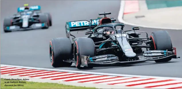  ??  ?? Lewis Hamilton, delante de Valtteri Bottas, durante los libres.