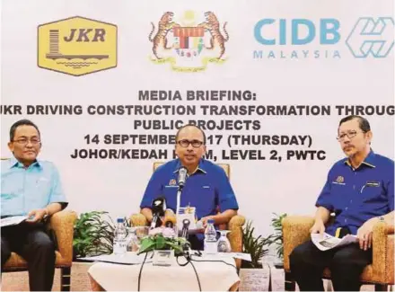  ?? PIC BY OWEE AH CHUN ?? (From left) Constructi­on Industry Developmen­t Board Malaysia chief executive Datuk Ahmad Asri Abdul Hamid, Public Works Department (PWD) director-general Datuk Seri Dr Roslan Md Taha and PWD deputy director-general (building sector) Kamaluddin Abdul...