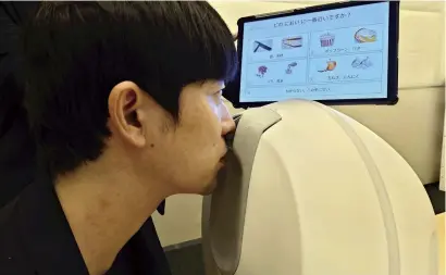  ?? ?? The Yomiuri Shimbun A man measures his sense of smell using a device developed by Sony Corp. in Minato Ward, Tokyo.