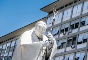 ??  ?? BOLNICA GEMELLI Papa Franjo dobro se oporavlja nakon operacije prije koje je najavio pastoralno putovanje u Slovačku (na vrhu); ispred bolnice je kip pape Ivana Pavla II. (gore lijevo), a papa Benedikt XVI. (gore desno) jedini nije bio u bolnici