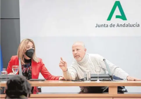  ?? VANESSA GÓMEZ ?? A la derecha, el consejero de Educación de la Junta de Andalucía, Javier Imbroda