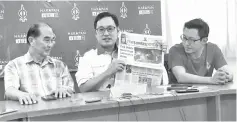  ??  ?? Chong (centre) speaking during the press conference. With him are Ting (left) and Sim.