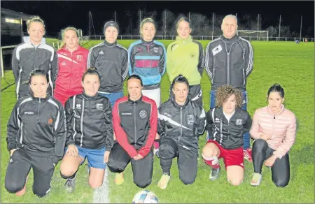  ??  ?? L’entraîneur Thierry Houdeville, et la formation senior féminine du Castelsarr­asin GFC.