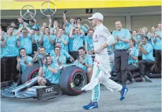  ?? FOTO: DPA ?? Sternmarsc­h: Valtteri Bottas, Japan-Sieger aus Finnland, wird nach TeamTitel Nummer 6 von der Mercedes-Crew in Empfang genommen.