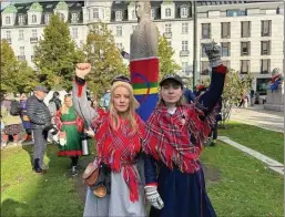  ?? FOTO: PRIVAT ?? Sajje Solbakk og Ane Margrethe Ugelvik, festivalsj­efene i henholdvis Riddu Riddu og Márkomeann­u, er i Oslo for å vise sin støtte til Fosen-aksjoniste­ne.