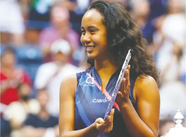  ?? AL BELLO / GETTY IMAGES ?? Leylah Fernandez of Montreal holds the runner-up trophy after being defeated by Emma Raducanu of Great Britain during the women’s singles
final at the 2021 U.S. Open on Saturday. It was the first-ever major final between two unseeded players.
