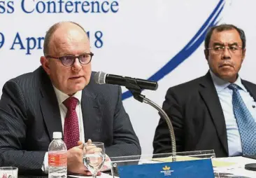  ??  ?? Downtrend: BAT MD Erik Stoel (left) says the group’s performanc­e and declining share price are directly correlated to the growing size of the country’s illicit market. With him is the company chairman Tan Sri Aseh Che Mat. By P. ARUNA...