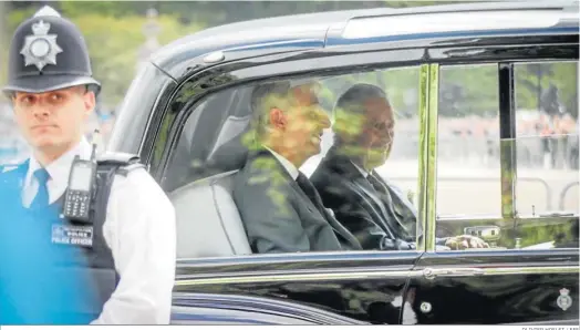  ?? OLIVIER HOSLET / EFE ?? El rey Carlos III, a su llegada al Palacio de Buckingham, en Londres.
