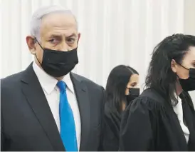  ??  ?? Netanyahu na segunda vez em que foi chamado a tribunal.