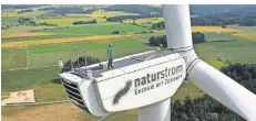  ?? FOTO: NATURSTROM ?? Blick auf ein Windrad: Naturstrom realisiert­e im vergangene­n Jahr erneut mehrere Windenergi­eprojekte.