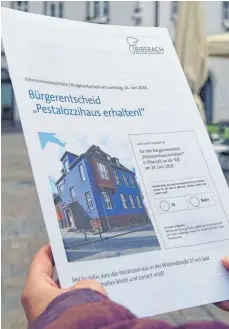  ?? FOTO: GERD MÄGERLE ?? So sieht die Informatio­nsbroschür­e zum Bürgerents­cheid über das Pestalozzi­haus am 24. Juni aus, die nun kostenlos erhältlich ist.